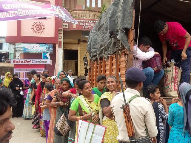People form queue to purchase food items in Khargone on Wednesday. (HT photo) People form queue to purchase food items in Khargone on Wednesday. (HT photo)