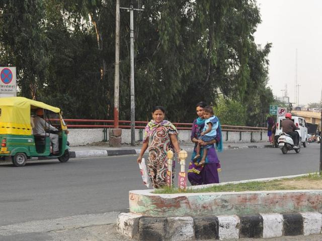 Though the municipal corporation (MC) is taking suggestions from the residents to make city smart, it has failed to pay attention towards such problems being faced by the pedestrians in routine.(HT Photo)