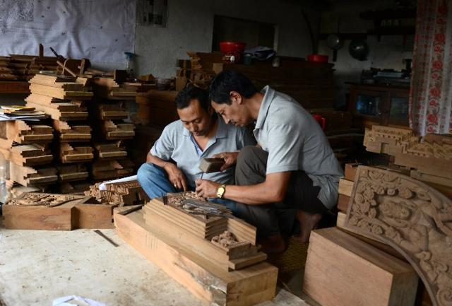 Indra Kaji Shilpakar (R) teaches his son Indra Prasad Shilpakar at his workshop in Bhaktapur on the outskirts of Kathmandu. (AFP Photo) Indra Kaji Shilpakar (R) teaches his son Indra Prasad Shilpakar at his workshop in Bhaktapur on the outskirts of Kathmandu. (AFP Photo)