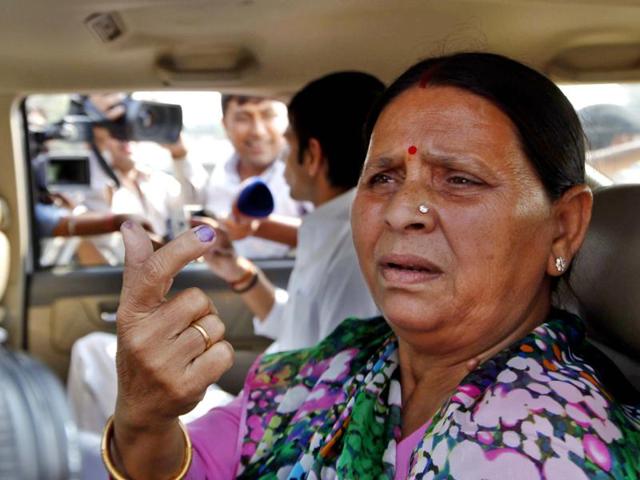 RJD leader Rabri Devi after casting her vote at Vetrinary college in Patna on Wednesday. (Arvind Yadav/HT Photo)
