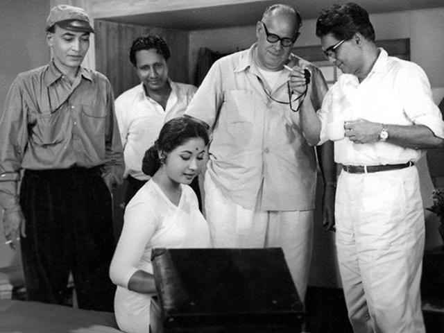 Kishore Sahu (the director), left), Meena Kumari (the lead actress), Josef Wirsching, Kamal Amrohi looking at Josef’s light meter, during the shoot for Dil Apna Aur Preet Parai. (Josef Wirsching)