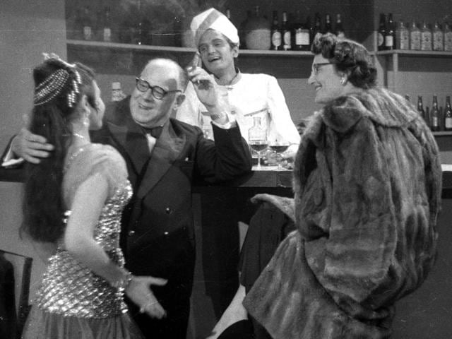 Josef Wirsching and Charlotte Wirsching in a cabaret sequence for the song Ithni Badi Mehfil for the Kamal Amrohi’s Dil Apna Aur Preet Parai 1959 with a young Om Prakash as the bar tender. (Josef Wirsching)