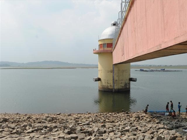 Parts of Ranchi, particularly neighbourhoods like Dhurwa, Doranda and Ashok Nagar, are getting potable water thrice a week from Monday following water rationing from Hatia dam by the state drinking water and sanitation department.(Diwakar Prasad/HT photo)