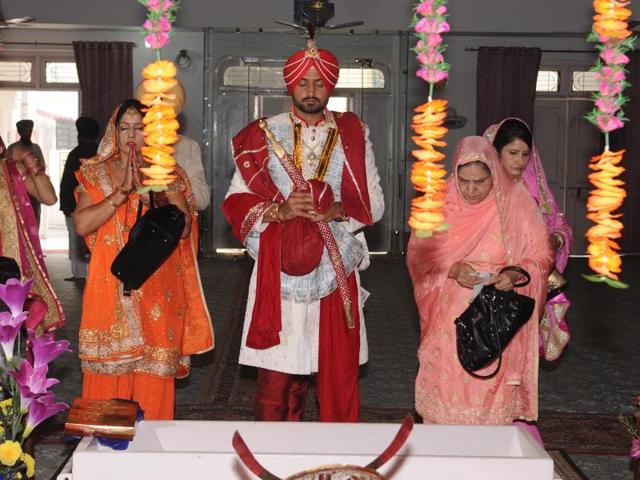 Harbhajan Singh at a wedding ritual. (Pardeep Pandit/HT Photo)