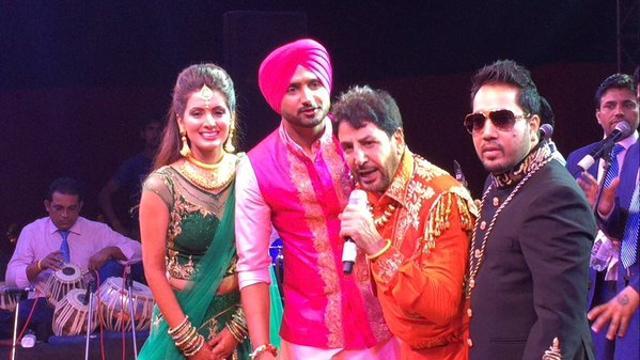 Mika Singh and Gurdaas Mann at the sangeet ceremony of Harbhajan Singh and Geeta Basra in Punjab. (TWITTER/MIKASINGH)