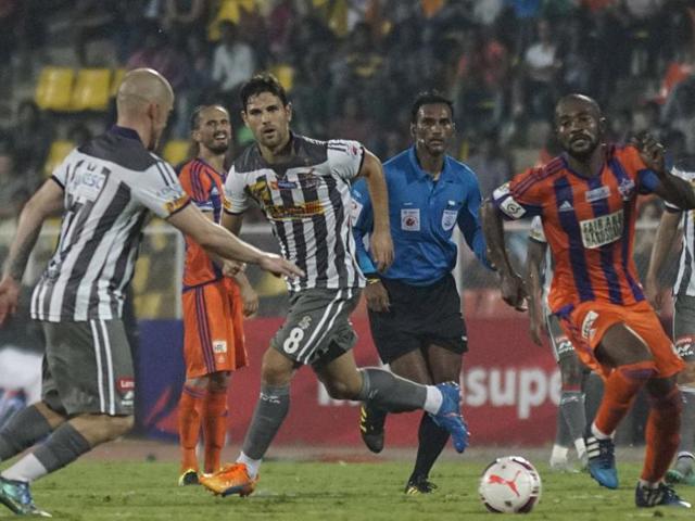 Players of Atletico de Kolkata (White & grey) and FC Pune City (Orange) in action during the ISL match in Pune on October 17, 2015. (Pratham Gokhale/HT Photo) Players of Atletico de Kolkata (White & grey) and FC Pune City (Orange) in action during the ISL match in Pune on October 17, 2015. (Pratham Gokhale/HT Photo)