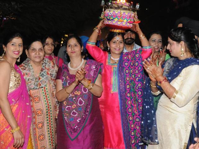 Sisters of Harbhajan SIngh along with their mother Avtar Kaur takes out traditional Punjabi wedding ceremony ‘Jaago’, where the groom’s family leads a procession to the neighbours’ houses and celebrates with them in Jalandhar. (Pardeep Pandit/HT Photo)