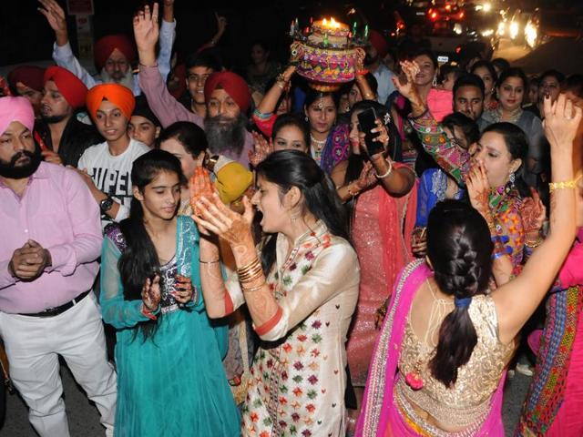 Relatives of Harbhajan SIngh during ‘Jaago’ on the eve of his marriage in Jalandhar. (Pardeep Pandit/HT Photo)