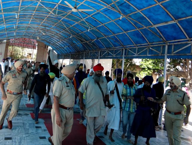 Police try to control Sikh protestors after they rushed in the State Gurudwara in Kapurthala on October 23.(HT Photo) Police try to control Sikh protestors after they rushed in the State Gurudwara in Kapurthala on October 23.(HT Photo)