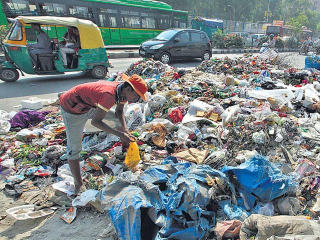 Municipal officials say there is no immediate relief in sight from garbage scattered on roads in east and north Delhi. (Raj K Raj/ HT Photo) Municipal officials say there is no immediate relief in sight from garbage scattered on roads in east and north Delhi. (Raj K Raj/ HT Photo)