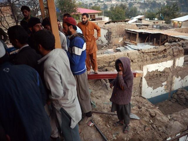Afghan Red Crescent Society (ARCS) workers distribute aid in the form of household goods to earthquake affected people in Behsud district of Nangarhar Province. (AFP Photo) Afghan Red Crescent Society (ARCS) workers distribute aid in the form of household goods to earthquake affected people in Behsud district of Nangarhar Province. (AFP Photo)