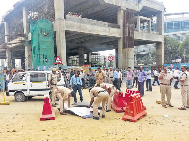 The man was walking towards the Suncity building when a youth tried to snatch his bag. The two got into a fist fight and the youth pulled out a gun and shot him. (HT Photo) The man was walking towards the Suncity building when a youth tried to snatch his bag. The two got into a fist fight and the youth pulled out a gun and shot him. (HT Photo)