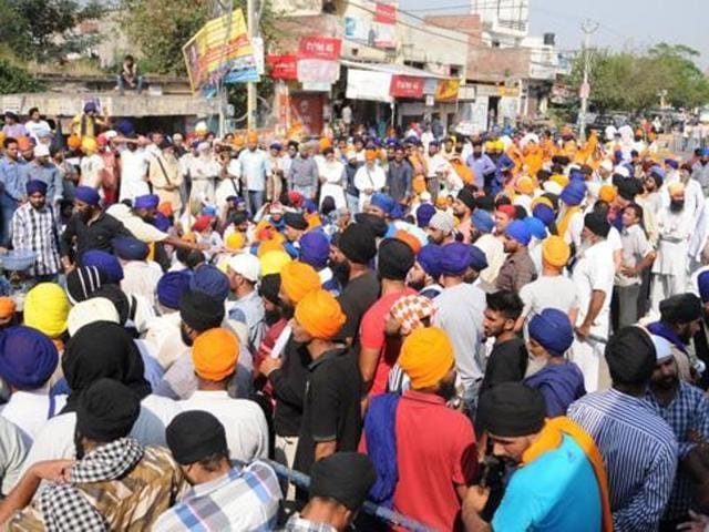 Sikh protesters blocked the Jalandhar-Hoshiarpur highway at Adampur after 14 pages from a copy of the Sikh holy book were found torn in a gurdwara. (Pardeep Pandit/HT Photo) Sikh protesters blocked the Jalandhar-Hoshiarpur highway at Adampur after 14 pages from a copy of the Sikh holy book were found torn in a gurdwara. (Pardeep Pandit/HT Photo)