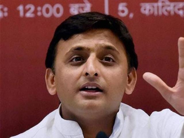 Akhilesh Yadav recently dismissed 8 ministers from his council without giving an official reason.(PTI Photo) Akhilesh Yadav recently dismissed 8 ministers from his council without giving an official reason.(PTI Photo)