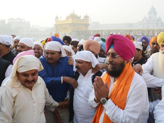 Punjab Pradesh Congress Committee President Partap Singh Bajwa (C) at Golden Temple in Amritsar on Friday. (Sameer Sehgal/HT Photo) Punjab Pradesh Congress Committee President Partap Singh Bajwa (C) at Golden Temple in Amritsar on Friday. (Sameer Sehgal/HT Photo)