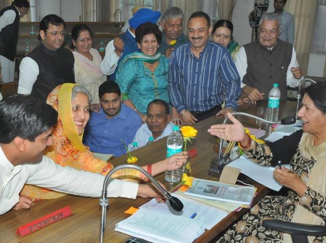 BJP councillors gave flowers to mayor for getting approval of other residents also, whose drawing plans are awaited since past several years. They said, if mayor can have construction without approval at village Attawa, they why cannot others have, during the MC house meeting at MC office sector 17, on Thursday. (Gurpreet Singh/HT photo) BJP councillors gave flowers to mayor for getting approval of other residents also, whose drawing plans are awaited since past several years. They said, if mayor can have construction without approval at village Attawa, they why cannot others have, during the MC house meeting at MC office sector 17, on Thursday. (Gurpreet Singh/HT photo)