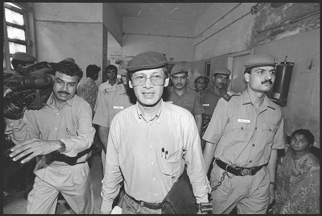 Charles Sobhraj being produced in Tis Hazari court on 26 April 1995. (HT Photo by Dinesh Krishnan) Charles Sobhraj being produced in Tis Hazari court on 26 April 1995. (HT Photo by Dinesh Krishnan)