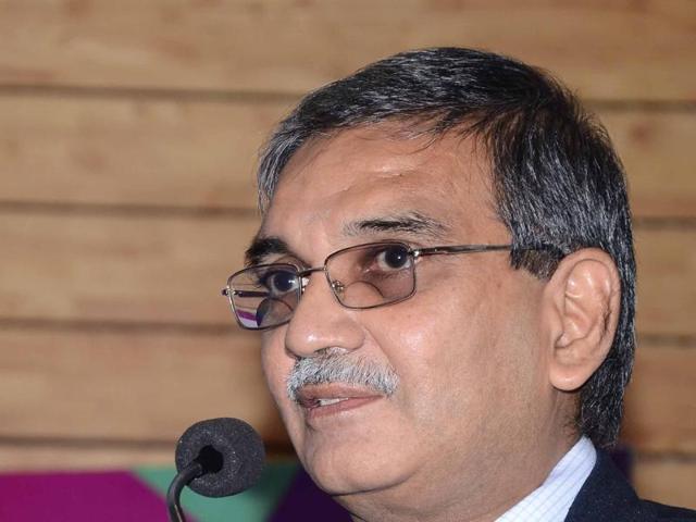 Deputy drug controller (west zone) Dr K Bangarurajan addressing inaugural session of Pharma Tech Expo-2015 in Indore on Friday.(HT photo) Deputy drug controller (west zone) Dr K Bangarurajan addressing inaugural session of Pharma Tech Expo-2015 in Indore on Friday.(HT photo)
