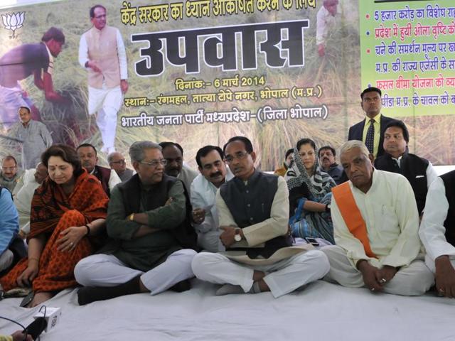Chief minister Shivraj Singh Chouhan, with other leaders, sat on hunger strike against the Central government for allegedly denying help to Madhya Pradesh back in 2014. (HT file photo) Chief minister Shivraj Singh Chouhan, with other leaders, sat on hunger strike against the Central government for allegedly denying help to Madhya Pradesh back in 2014. (HT file photo)