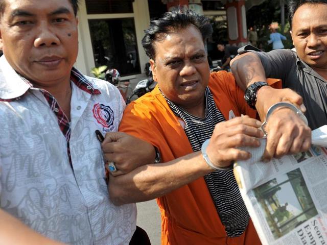 Indonesian plainclothes policemen escort Chhota Rajan, as they walk at Denpasar police office October 29, 2015. (REUTERS Photo) Indonesian plainclothes policemen escort Chhota Rajan, as they walk at Denpasar police office October 29, 2015. (REUTERS Photo)