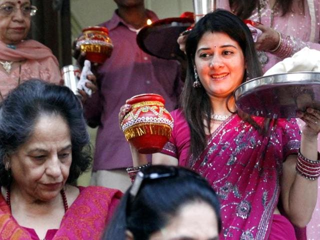 Women break the Karva Chauth fast after moonrise, in New Delhi. (Sanchit Khanna/HT Photo)