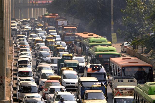A traffic jam on the Dhaula Kuan road in New Delhi. (Saumya Khandelwal/ HT Phot)
