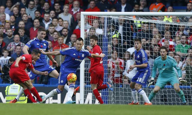 Liverpool's Brazilian midfielder Philippe Coutinho (L) shoots to score the second goal during the English Premier League football match between Chelsea and Liverpool at Stamford Bridge in London. (AFP Photo) Liverpool's Brazilian midfielder Philippe Coutinho (L) shoots to score the second goal during the English Premier League football match between Chelsea and Liverpool at Stamford Bridge in London. (AFP Photo)