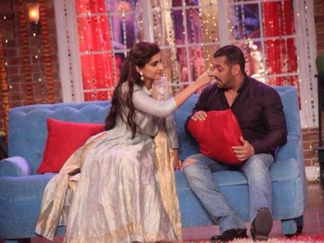 Is Sonam pulling Salman’s nose? Well, we’l only get to know on Sunday evening when we watch Comedy Nights with Kapil. (twitter) Is Sonam pulling Salman’s nose? Well, we’l only get to know on Sunday evening when we watch Comedy Nights with Kapil. (twitter)