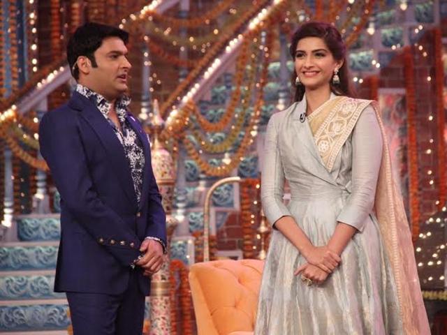 Kapil Sharma welcomes Sonam Kapoor on his TV show Comedy Nights with Kapil. (COLORS TV) Kapil Sharma welcomes Sonam Kapoor on his TV show Comedy Nights with Kapil. (COLORS TV)