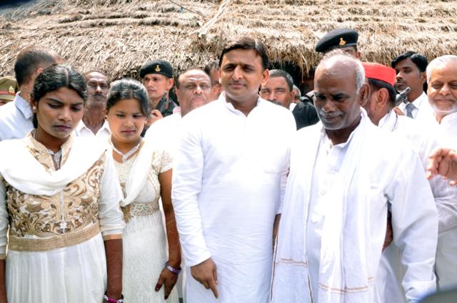 Uttar Pradesh chief minister Akhilesh Yadav with Banshidhar Bauddh. (HT Photo)