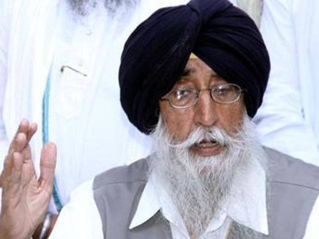 Shiromani Akali Dal (Amritsar) president Simranjit Singh(right) Mann announced separate homeland for Sikhs as top item on the congregation’s agenda but failed to get support of the other senior leaders present. (HT Photo) Shiromani Akali Dal (Amritsar) president Simranjit Singh(right) Mann announced separate homeland for Sikhs as top item on the congregation’s agenda but failed to get support of the other senior leaders present. (HT Photo)