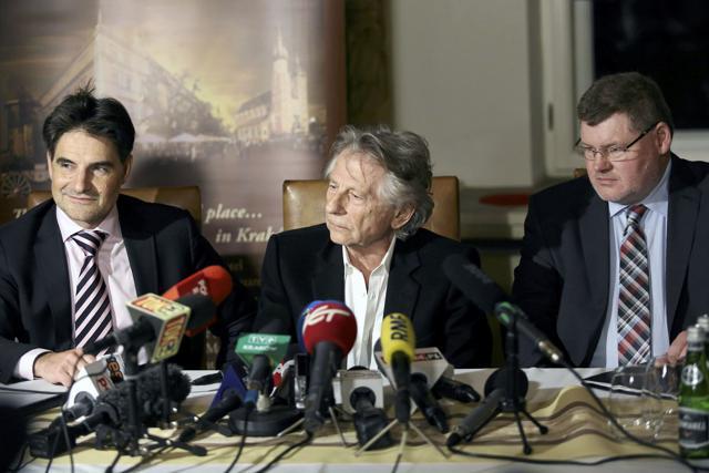 Oscar-winning director Roman Polanski and his lawyers Jerzy Stachowicz (L) and Jan Olszewski (R) attend a news conference in Krakow, Poland. (REUTERS)