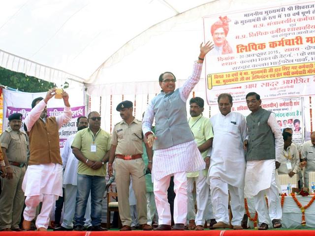 Chief minister Shivraj Singh Chouhan during a mahapanchayat of the Mantralaya’s clerical staff in Bhopal on Friday.(Bidesh Manna/HT photo) Chief minister Shivraj Singh Chouhan during a mahapanchayat of the Mantralaya’s clerical staff in Bhopal on Friday.(Bidesh Manna/HT photo)