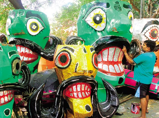 Sanjay Kumar provides the finishing touches to a Ravan effigy. (Photo by Virendra Singh Gosain/ Hindustan Times)(Hindustan Times)