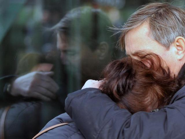 Relatives react at Pulkovo international airport outside Saint Petersburg after a Russian plane with 224 people on board crashed in a mountainous part of Egypt's Sinai Peninsula. (AFP Photo)