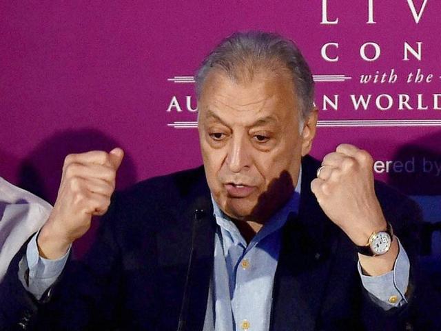 Music maestro Zubin Mehta with children during his visit to Jawahar Lal Nehru Weightlifting stadium.(PTI) Music maestro Zubin Mehta with children during his visit to Jawahar Lal Nehru Weightlifting stadium.(PTI)