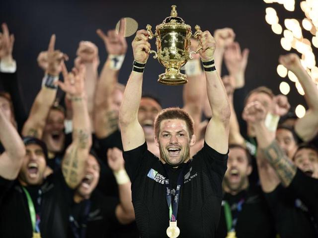 New Zealand's flanker and captain Richie McCaw (C) lifts the Webb Ellis Cup after winning 34-17 during the final match of the 2015 Rugby World Cup. (AFP)