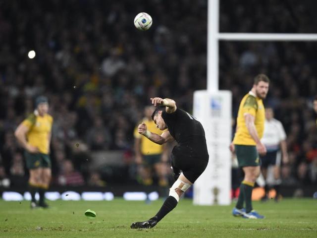 New Zealand's fly half Dan Carter kicks a penalty during the final. (AFP)