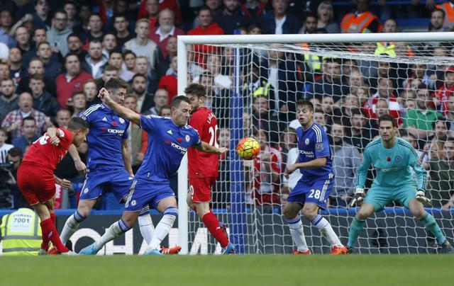 Liverpool's Brazilian midfielder Philippe Coutinho, left, shoots to score his team’s second goal during the EPL match against Chelsea at Stamford Bridge in London on October 31, 2015. (AFP Photo) Liverpool's Brazilian midfielder Philippe Coutinho, left, shoots to score his team’s second goal during the EPL match against Chelsea at Stamford Bridge in London on October 31, 2015. (AFP Photo)