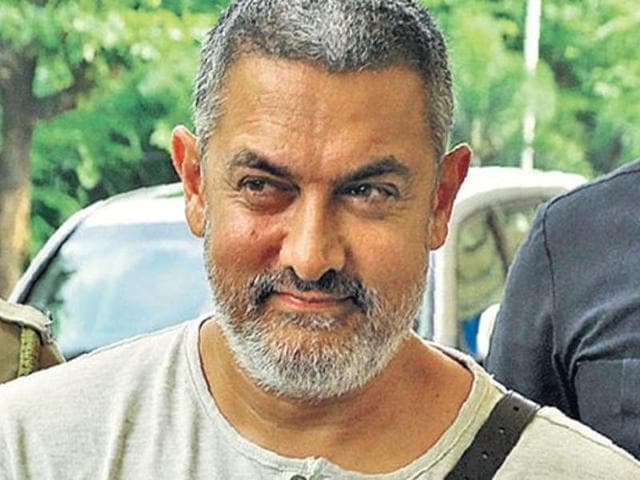 Inspired from Aamir’s Satyamev Jayate episode which was based on solid waste management, a group of MC officials held a discussion on various aspects with Aamir Khan at the deputy commissioner’s residence on Saturday evening.(HT Photo) Inspired from Aamir’s Satyamev Jayate episode which was based on solid waste management, a group of MC officials held a discussion on various aspects with Aamir Khan at the deputy commissioner’s residence on Saturday evening.(HT Photo)