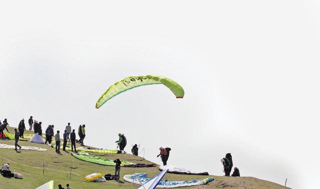 Participants during the recently-concluded AAI Paragliding World Cup. Michael Kuffer of Switzerland won the competition. (BPA Photo)