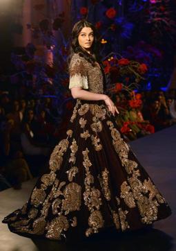 Not just films, Aishwarya also made a comeback on the ramp after five years. Not just films, Aishwarya also made a comeback on the ramp after five years.