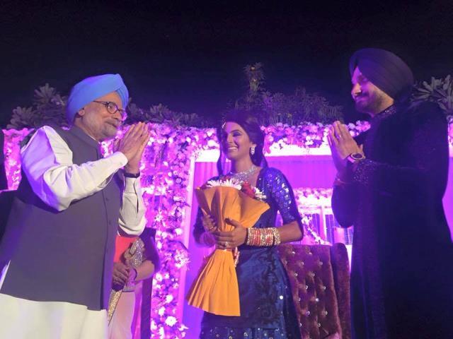 Former prime minister Manmohan Singh with Harbhajan Singh and Geeta Basra at the reception. (Facebook/Harbhajan Singh)