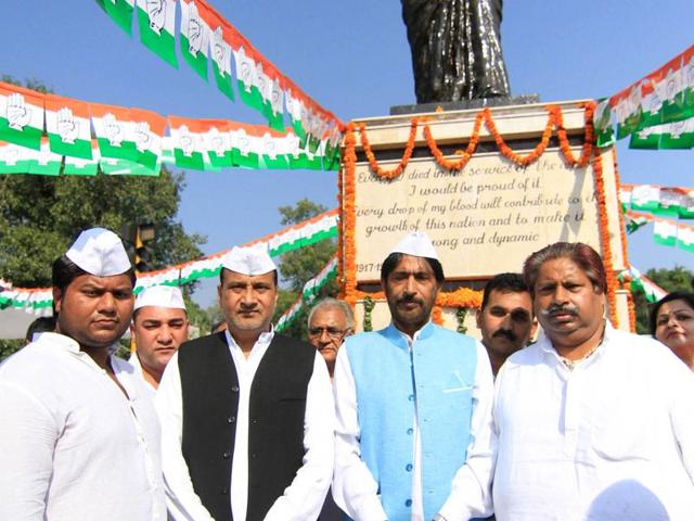 JKPPC president Gulam Ahmed Mir along with party leaders paying tribute to former prime minister Indira Gandhi on her death anniversary in Jammu. (HT Photo )