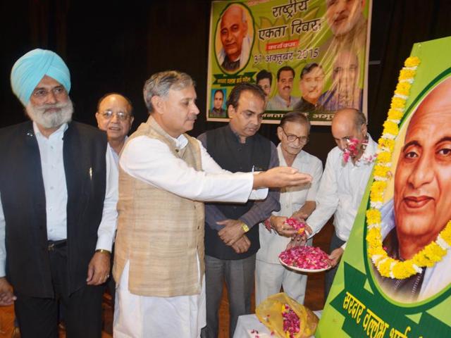 Union minister of state for defence Rao Inderjit Singh pays floral tribute to Sardar Vallabhbhai Patel on the occasion of his 140th birth anniversary in Amritsar . (HT Photo )