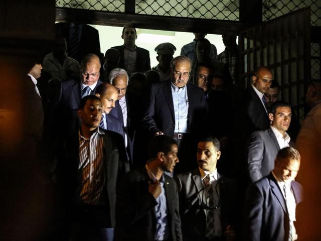 Egyptian Prime Minister Sherif Ismail (C) leaves the Zeinhom morgue after the arrival of bodies of Russian plane crash victims. (AP Photo)