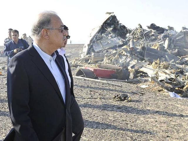 Egypt's Prime Minister Sherif Ismail looks at the remains of a Russian airliner after it crashed in central Sinai near El Arish city, north Egypt. (Reuters Photo)