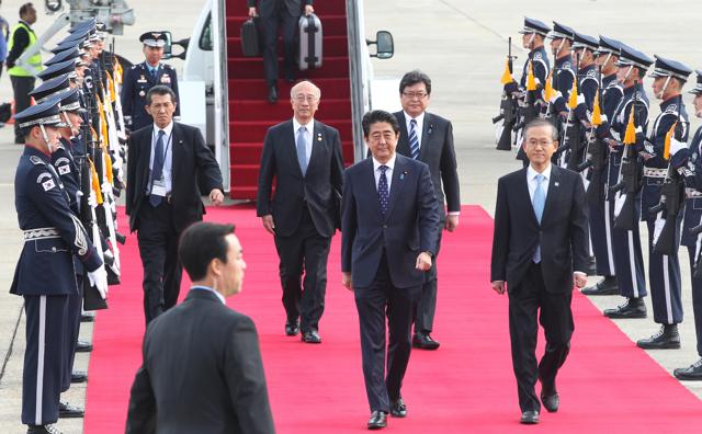 Japanese Prime Minister Shinzo Abe, center, inspects a guard of honour upon his arrival at Seoul Airport in Seongnam. (AP)