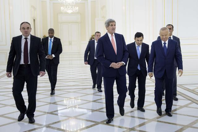 US secretary of state John Kerry (C) and Uzbek President Islam Karimov (2-R) arrive for a meeting at the Palace of Forums on the President's Residential Compound. (AFP Photo) US secretary of state John Kerry (C) and Uzbek President Islam Karimov (2-R) arrive for a meeting at the Palace of Forums on the President's Residential Compound. (AFP Photo)