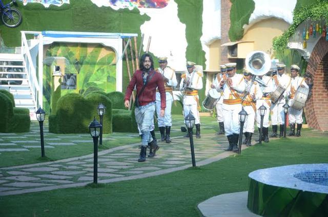 Actor Rishabh Sinha makes a grand entry in Bigg Boss. (COLORS TV) Actor Rishabh Sinha makes a grand entry in Bigg Boss. (COLORS TV)
